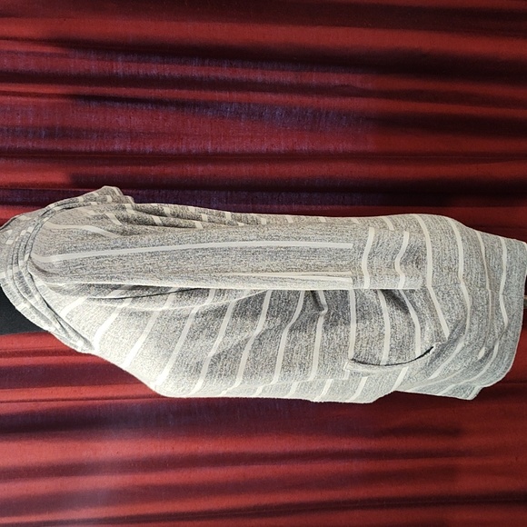 Sweatshirt with pockets and hoodie - Picture 3 of 5